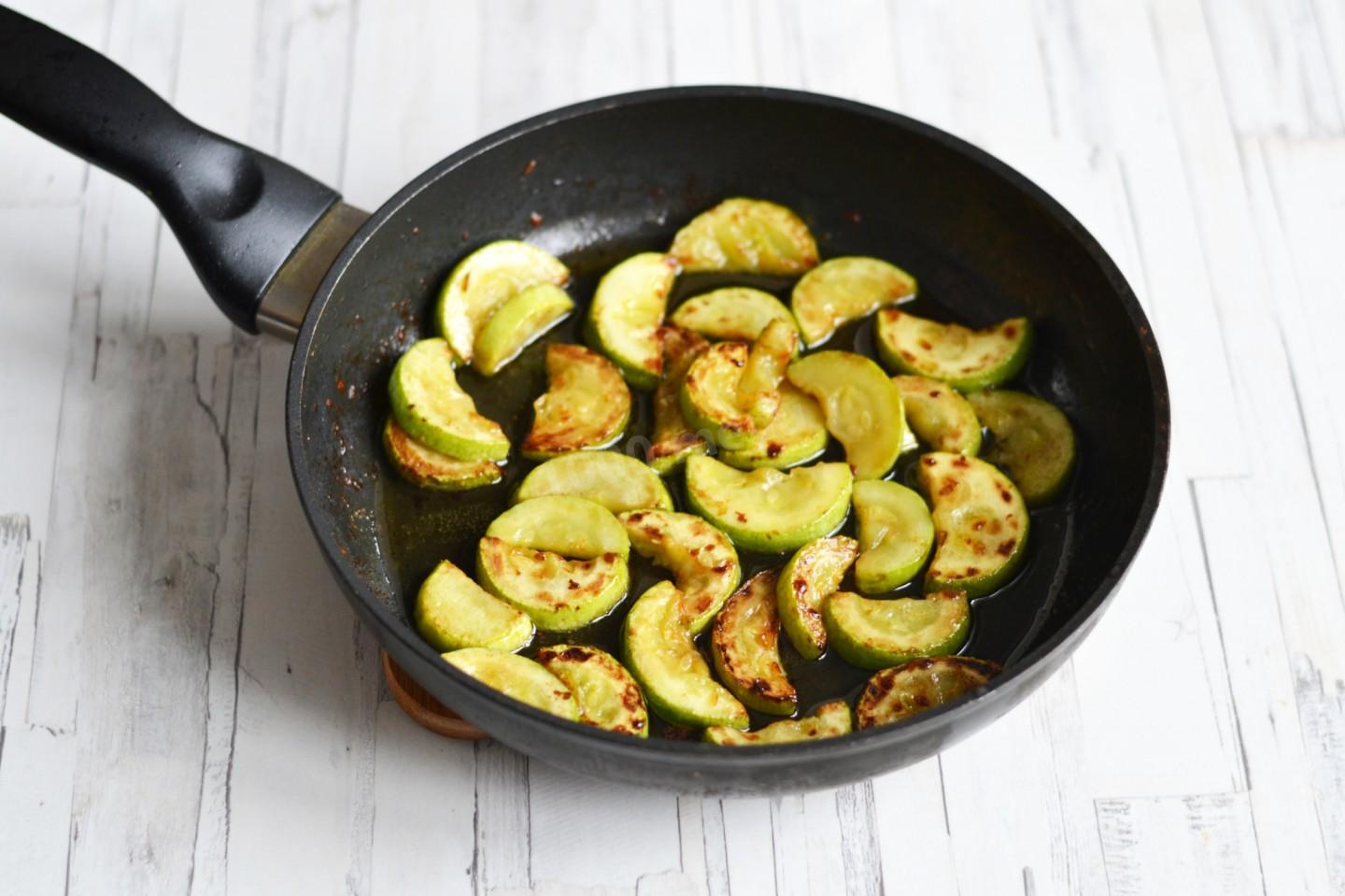 Шаг 4 приготовления Макароны с кабачками