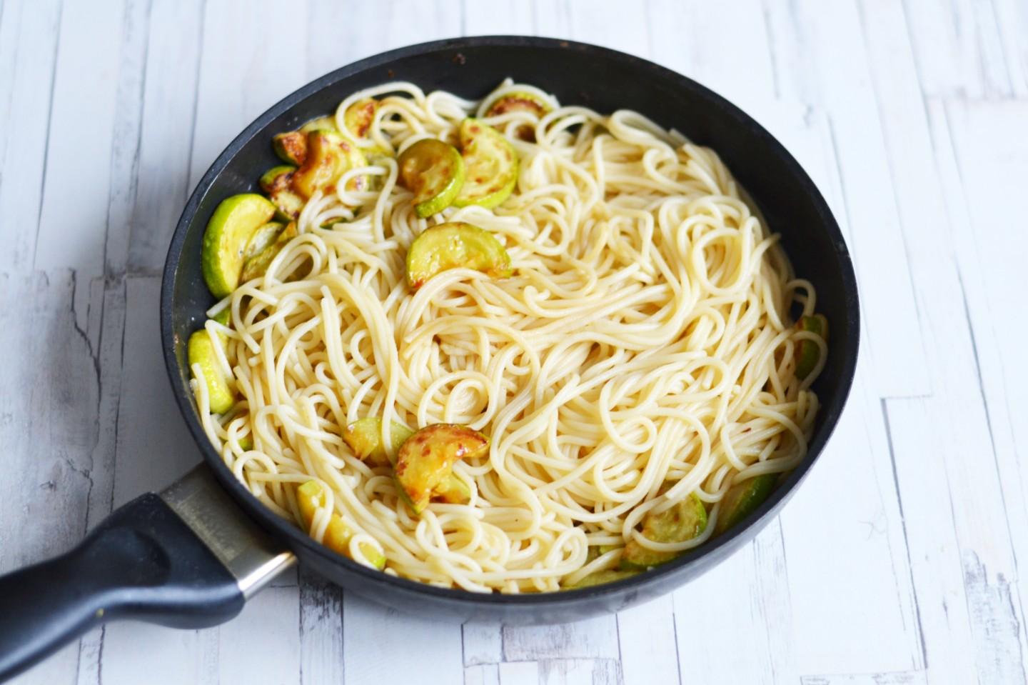 Шаг 7 приготовления Макароны с кабачками