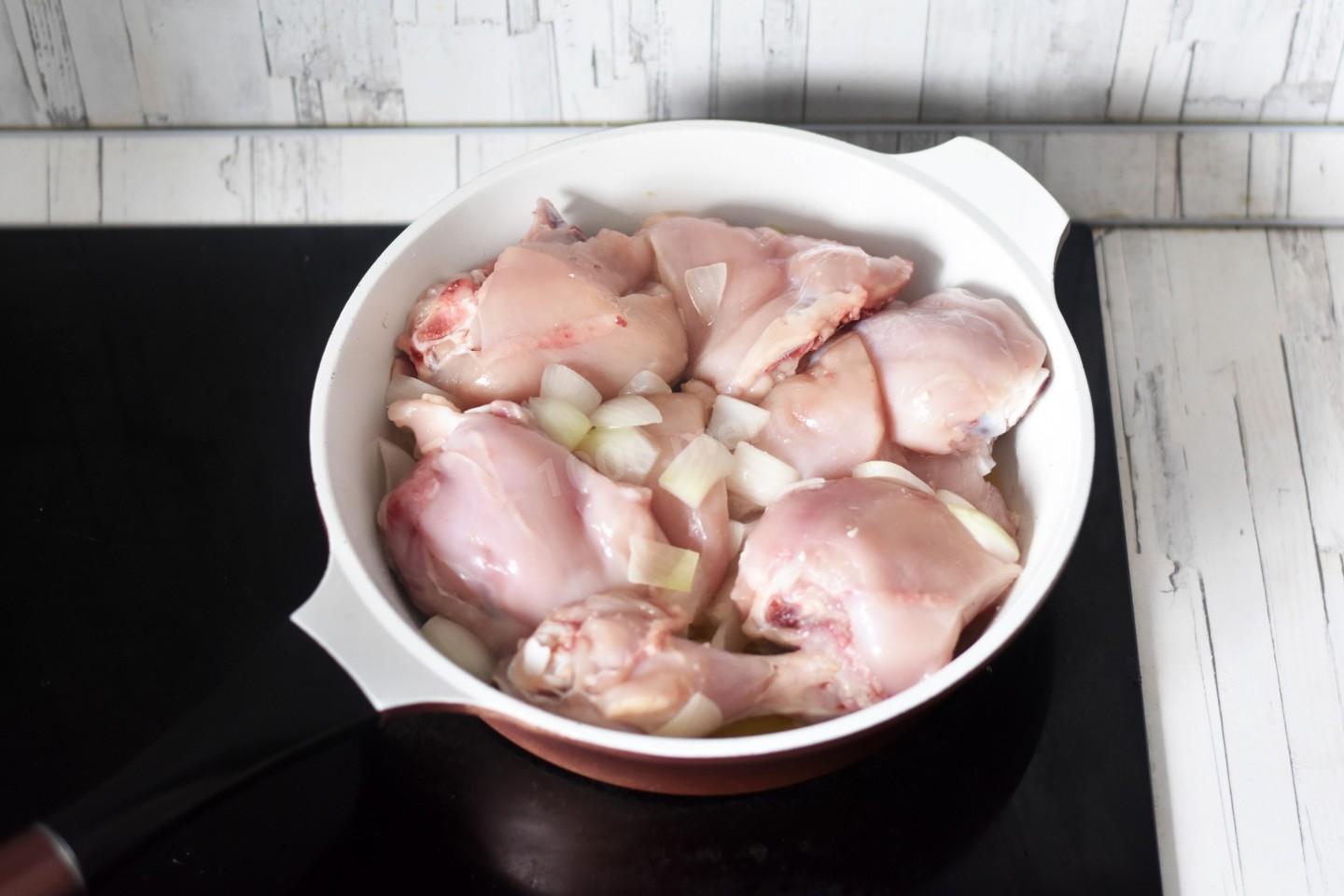 Шаг 5 приготовления Курица со шпинатом в сливочном соусе