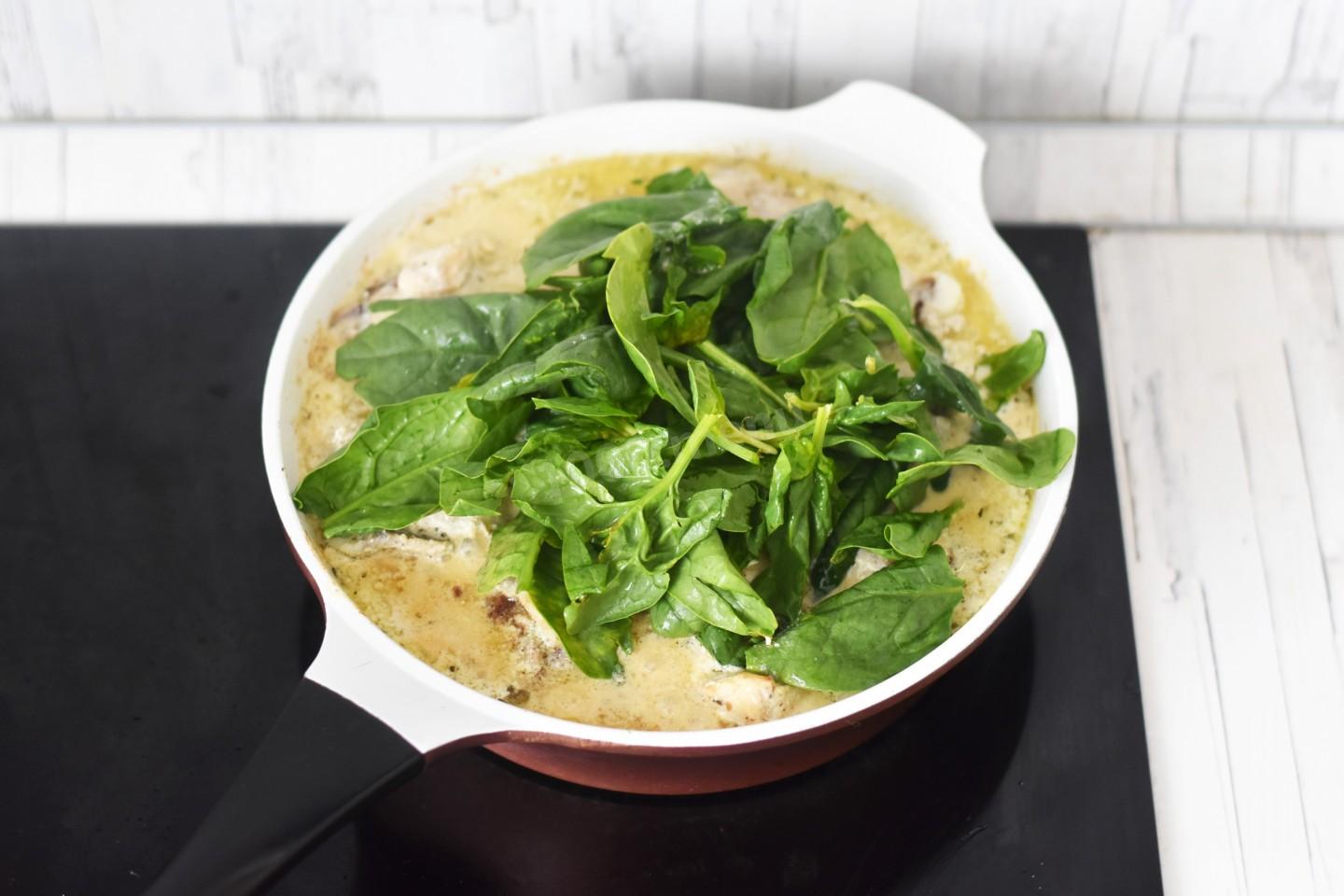Шаг 8 приготовления Курица со шпинатом в сливочном соусе
