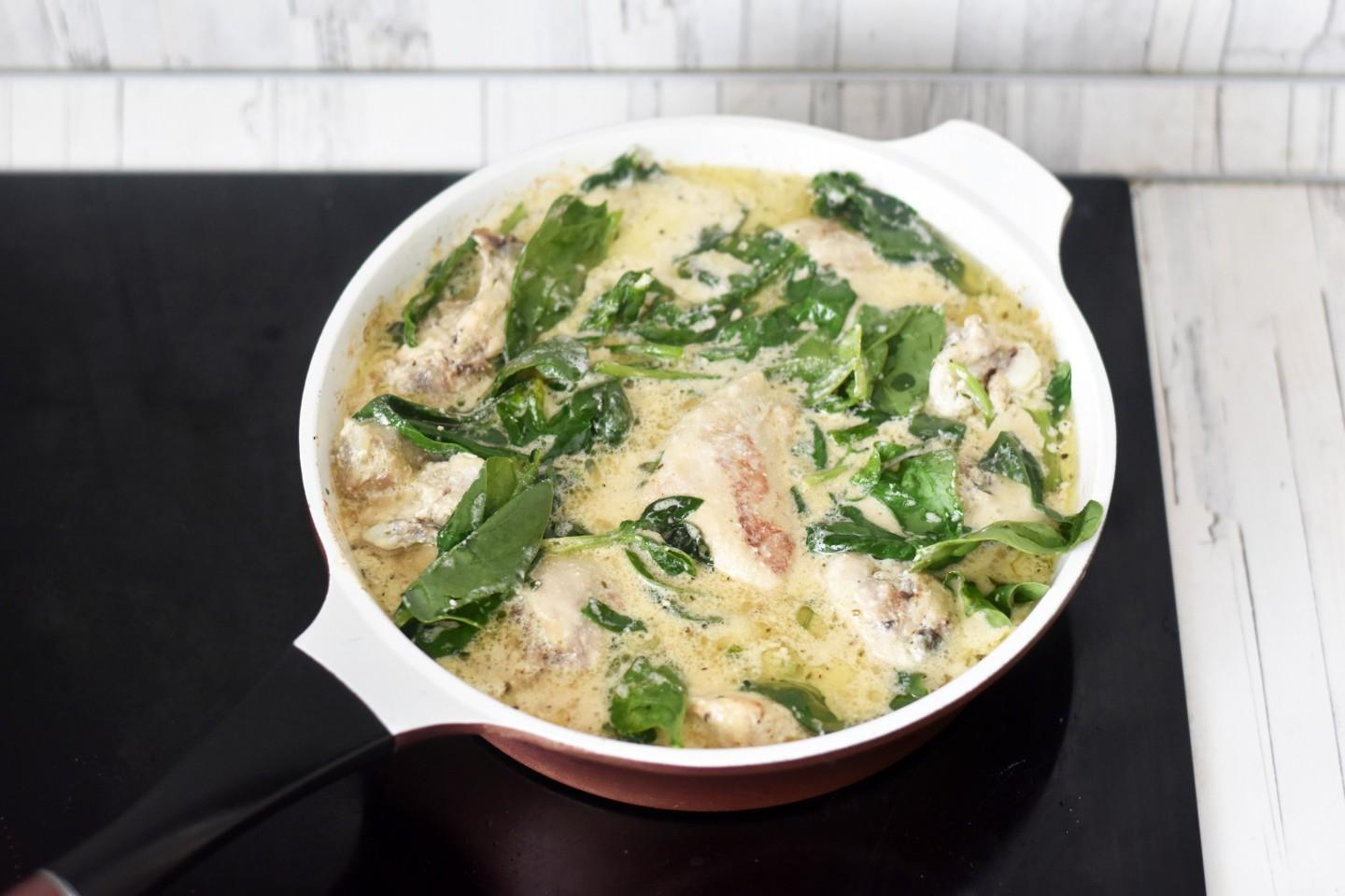 Шаг 9 приготовления Курица со шпинатом в сливочном соусе