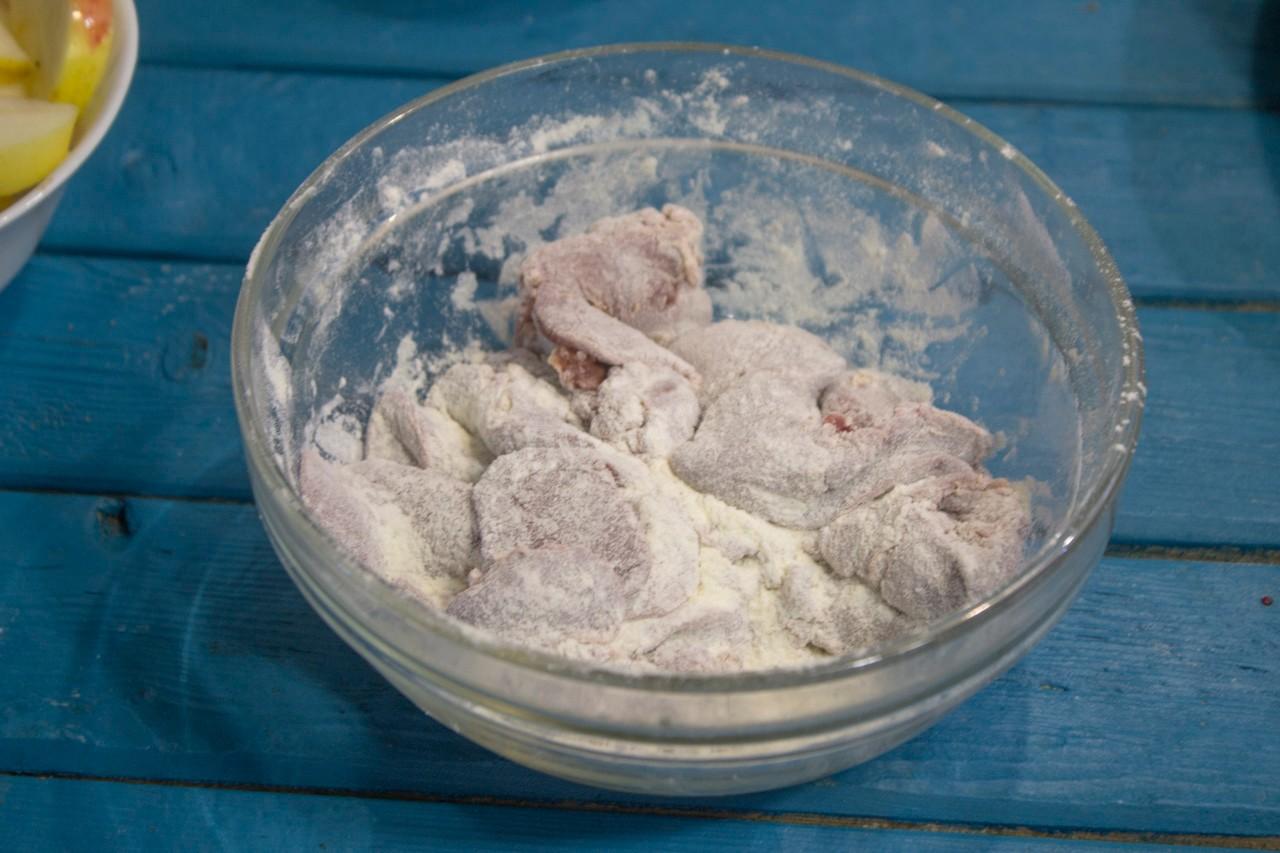 Шаг 6 приготовления Куриная печень с яблоками