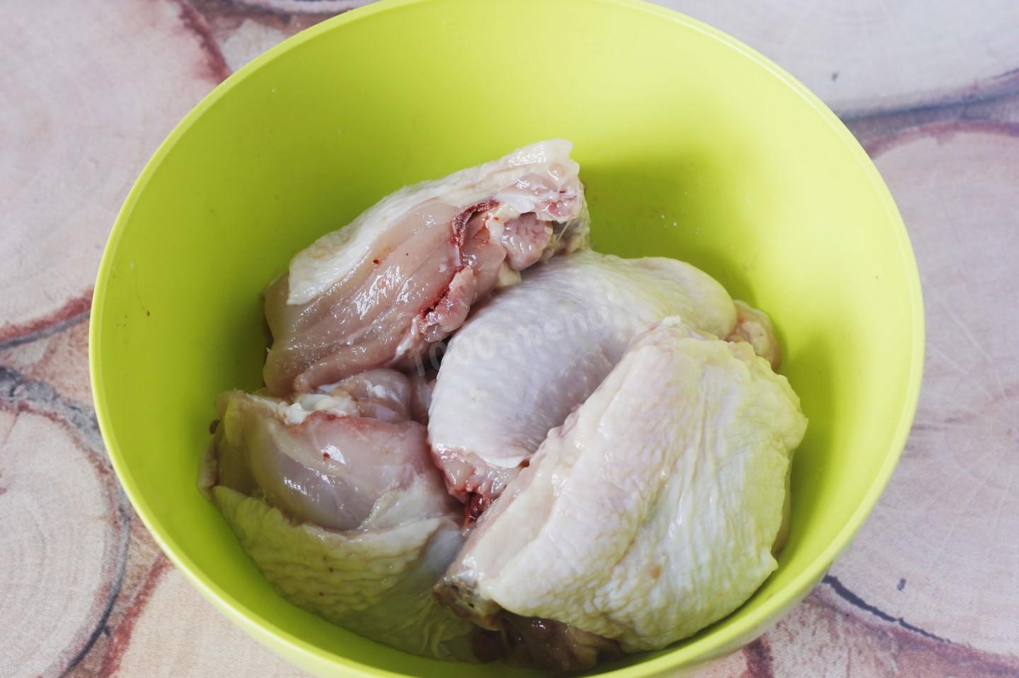Шаг 2 приготовления Курица с луком на сковороде жареная