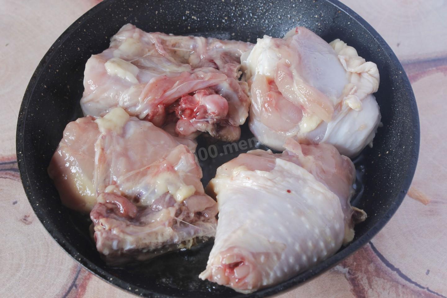 Шаг 3 приготовления Курица с луком на сковороде жареная