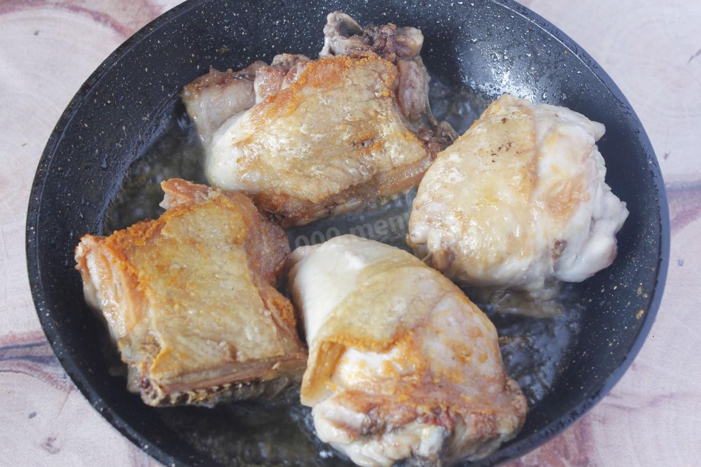 Шаг 4 приготовления Курица с луком на сковороде жареная