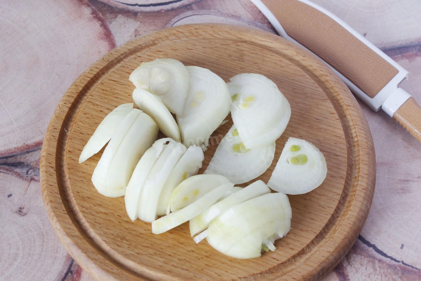 Шаг 5 приготовления Курица с луком на сковороде жареная