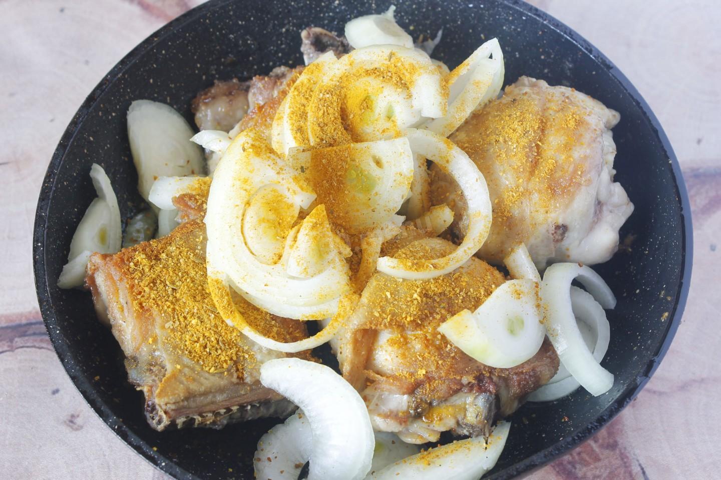 Шаг 6 приготовления Курица с луком на сковороде жареная