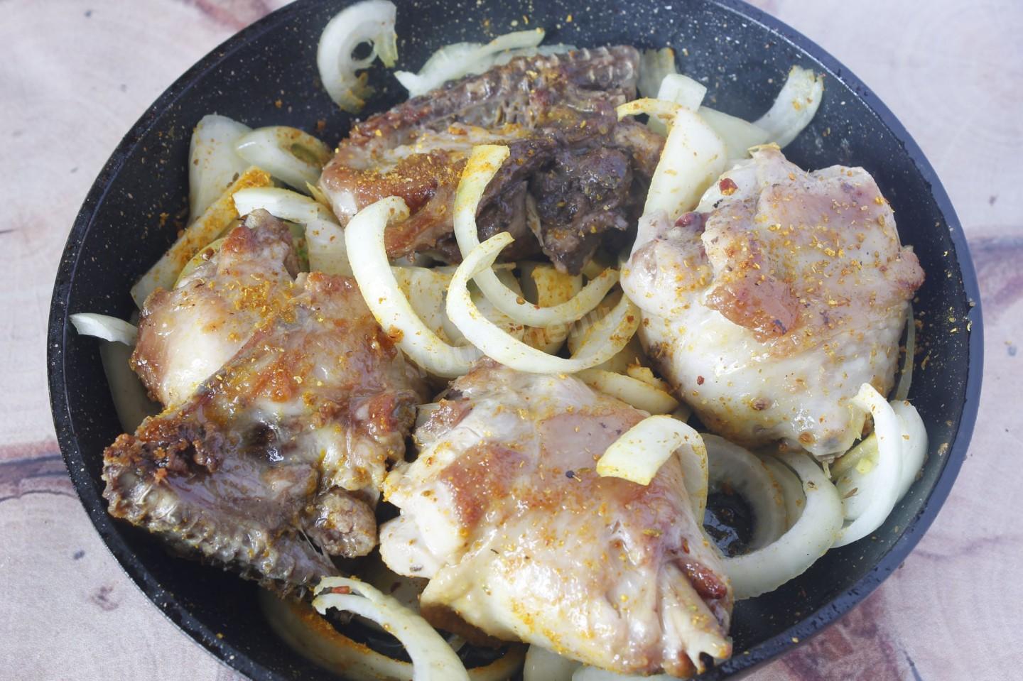 Шаг 7 приготовления Курица с луком на сковороде жареная