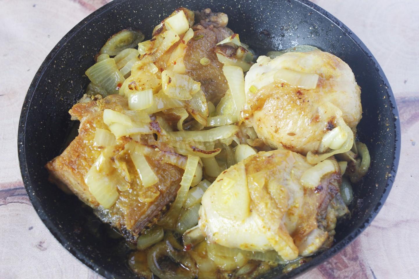 Шаг 8 приготовления Курица с луком на сковороде жареная
