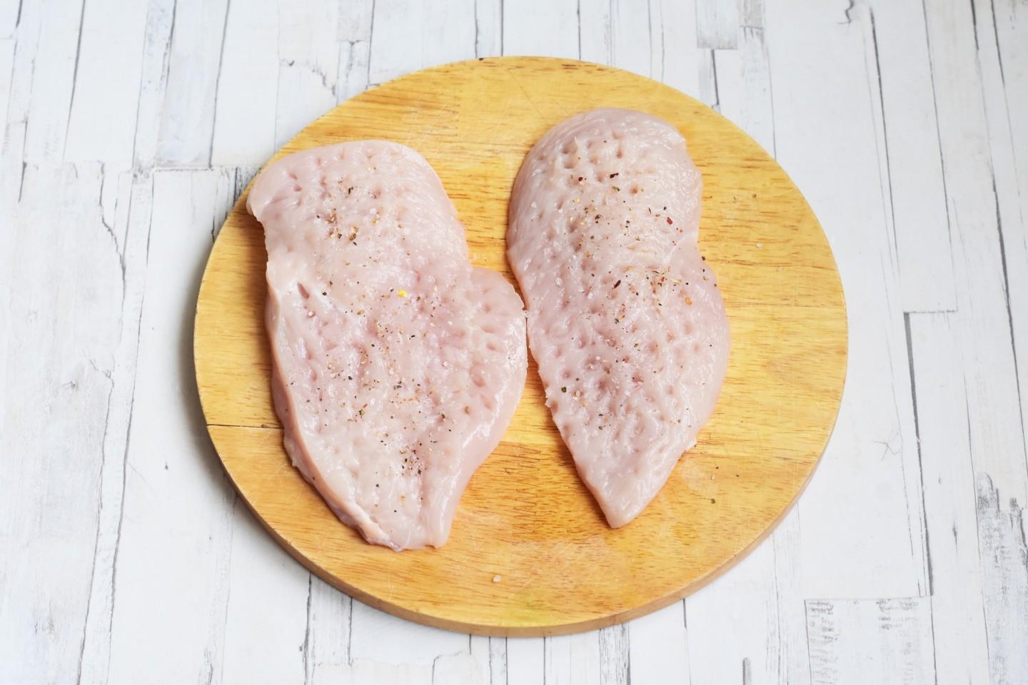 Шаг 2 приготовления Куриная отбивная с помидором и сыром в духовке