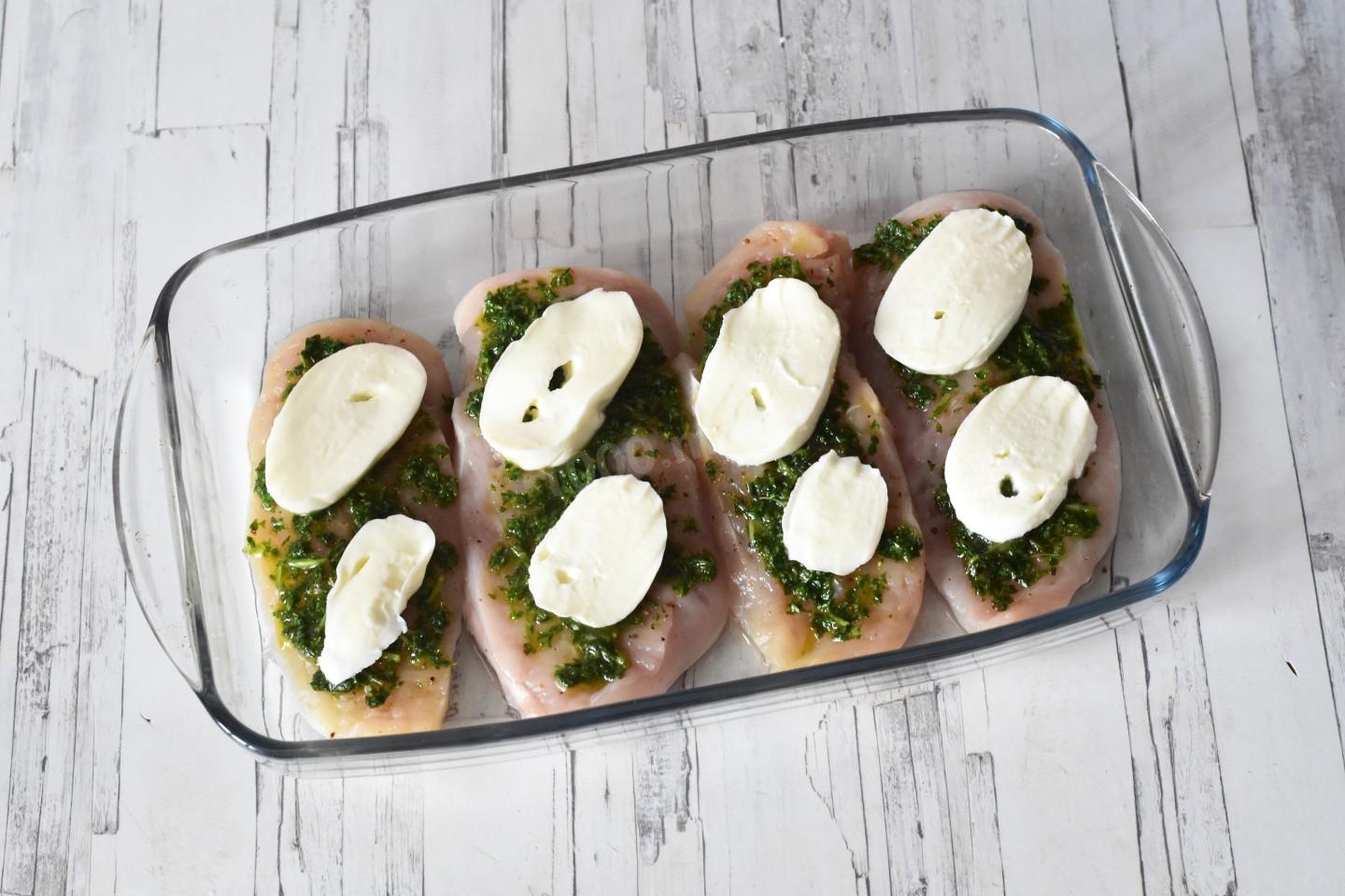 Шаг 7 приготовления Куриная отбивная с помидором и сыром в духовке
