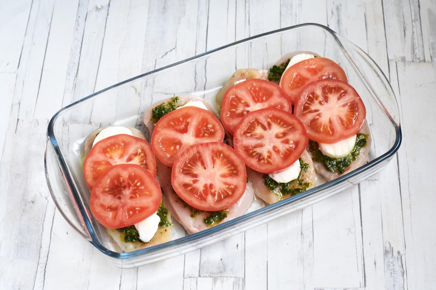 Шаг 8 приготовления Куриная отбивная с помидором и сыром в духовке