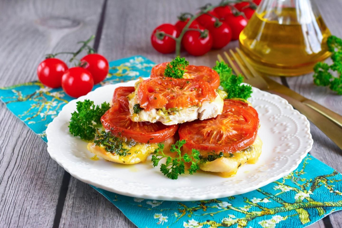 Обложка рецепта Куриная отбивная с помидором и сыром в духовке