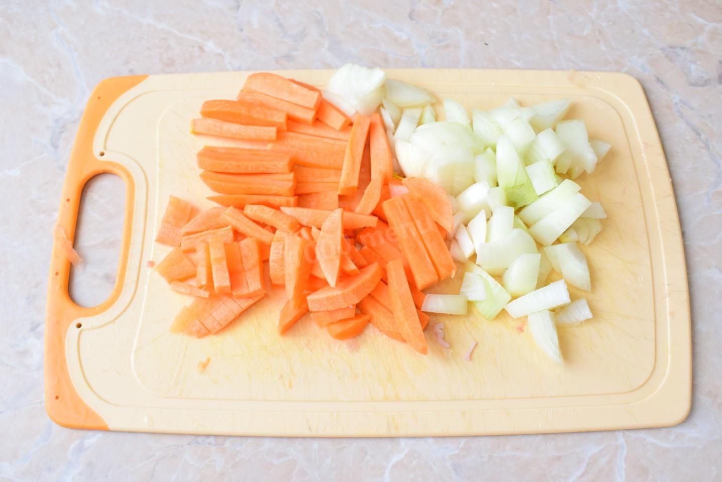 Шаг 2 приготовления Рис с курицей на сковороде