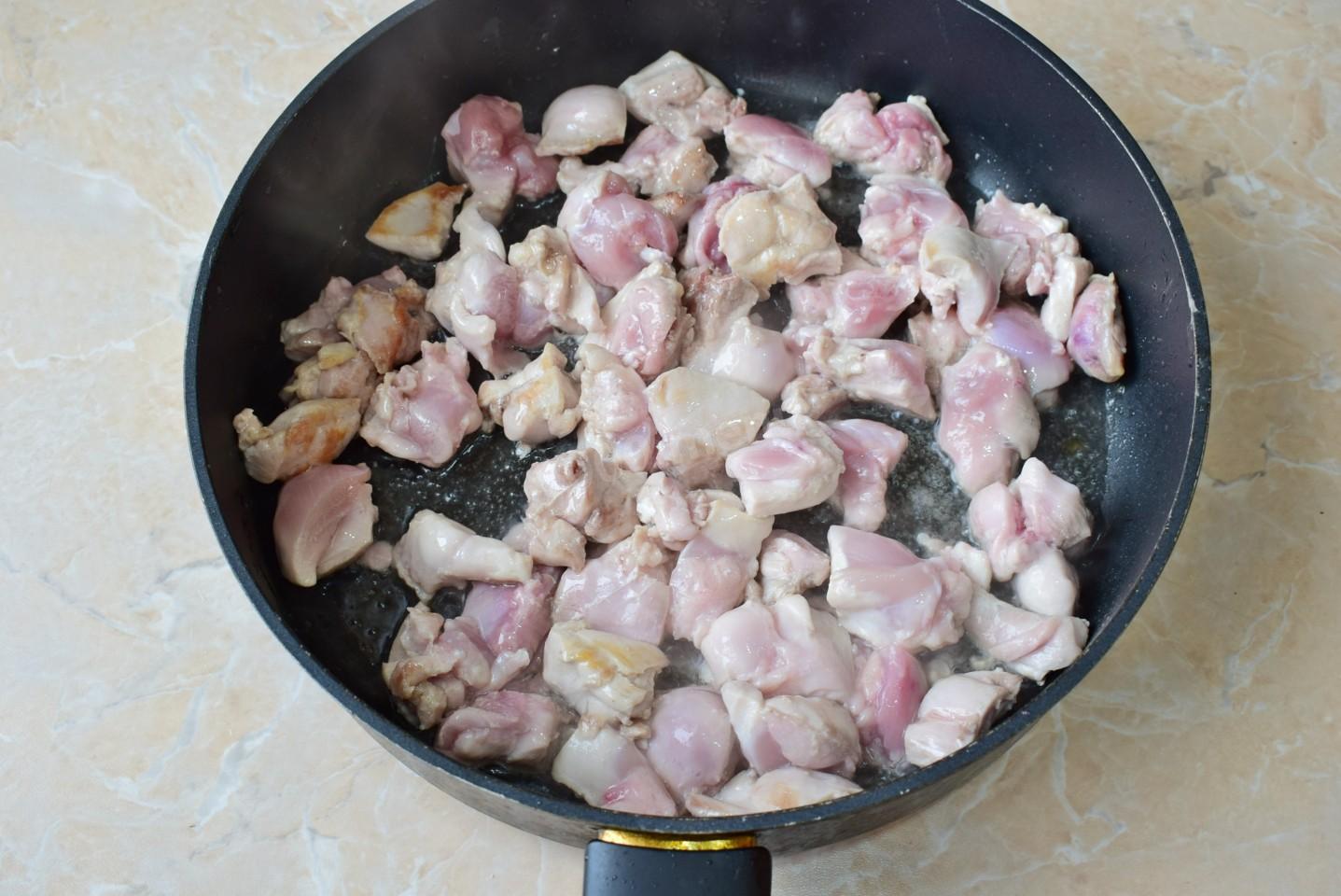 Шаг 3 приготовления Рис с курицей на сковороде