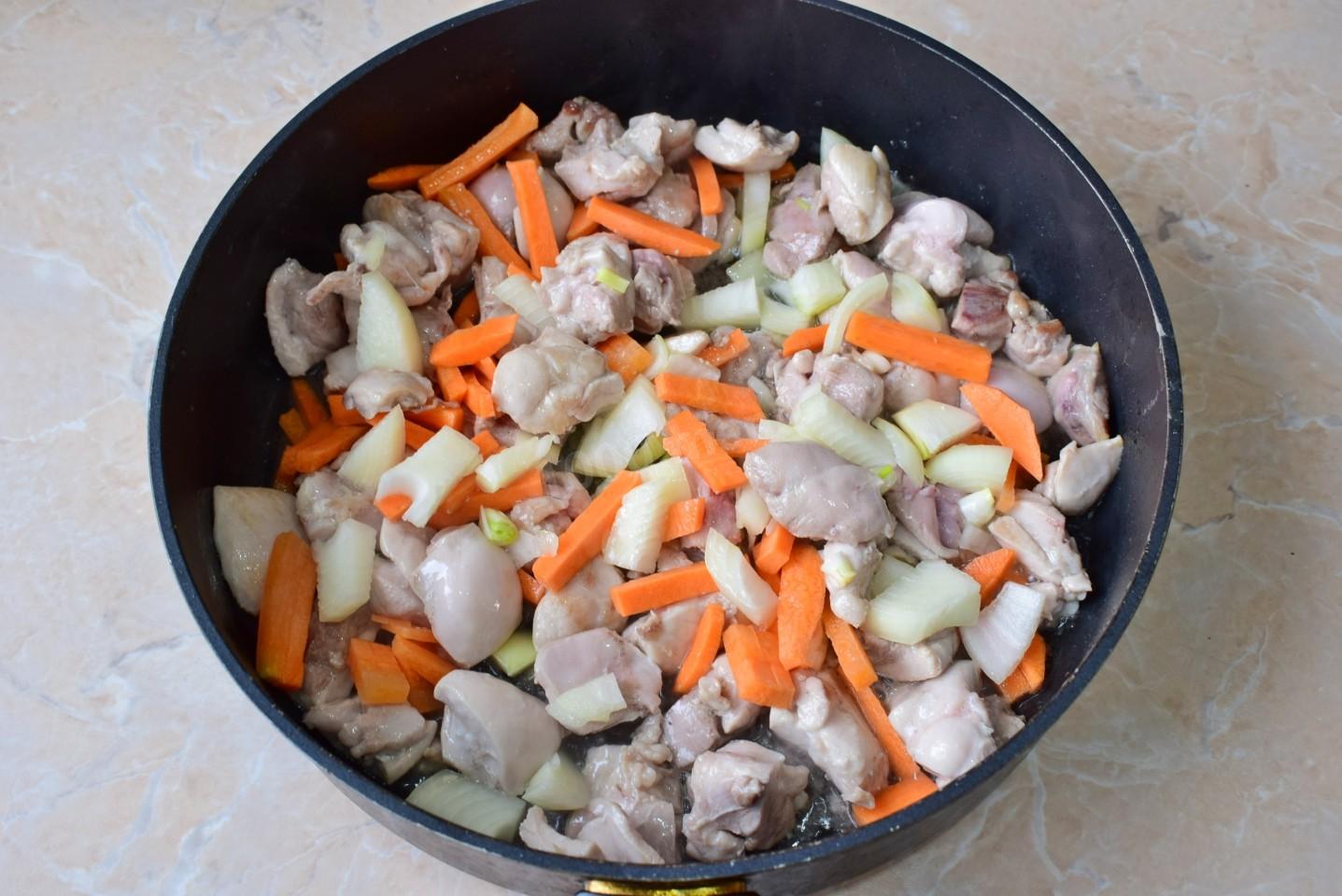 Шаг 4 приготовления Рис с курицей на сковороде