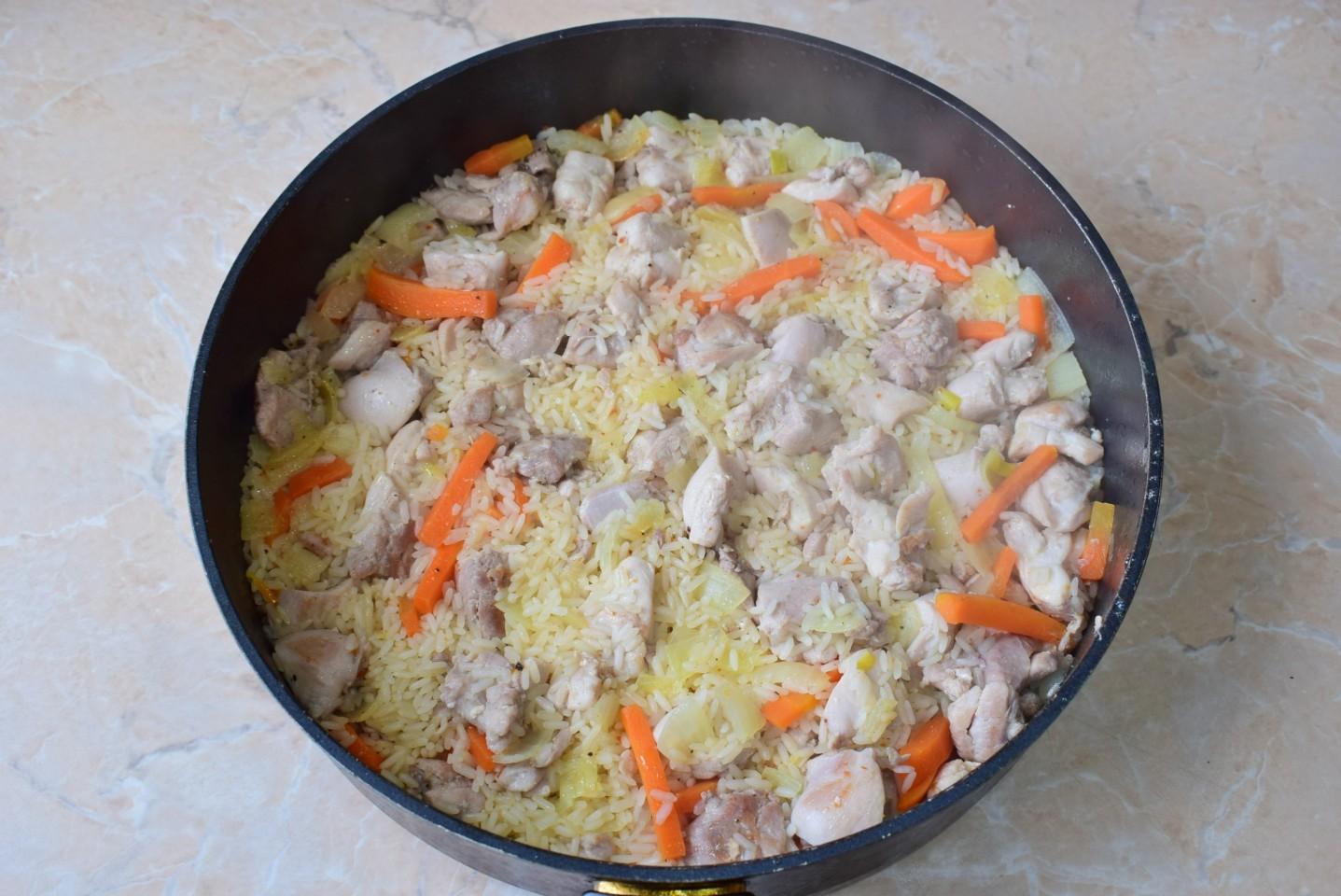 Шаг 6 приготовления Рис с курицей на сковороде