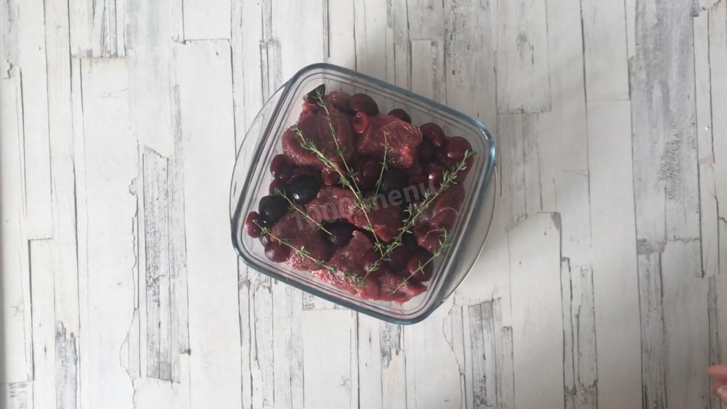 Шаг 6 приготовления Мясо с вишней