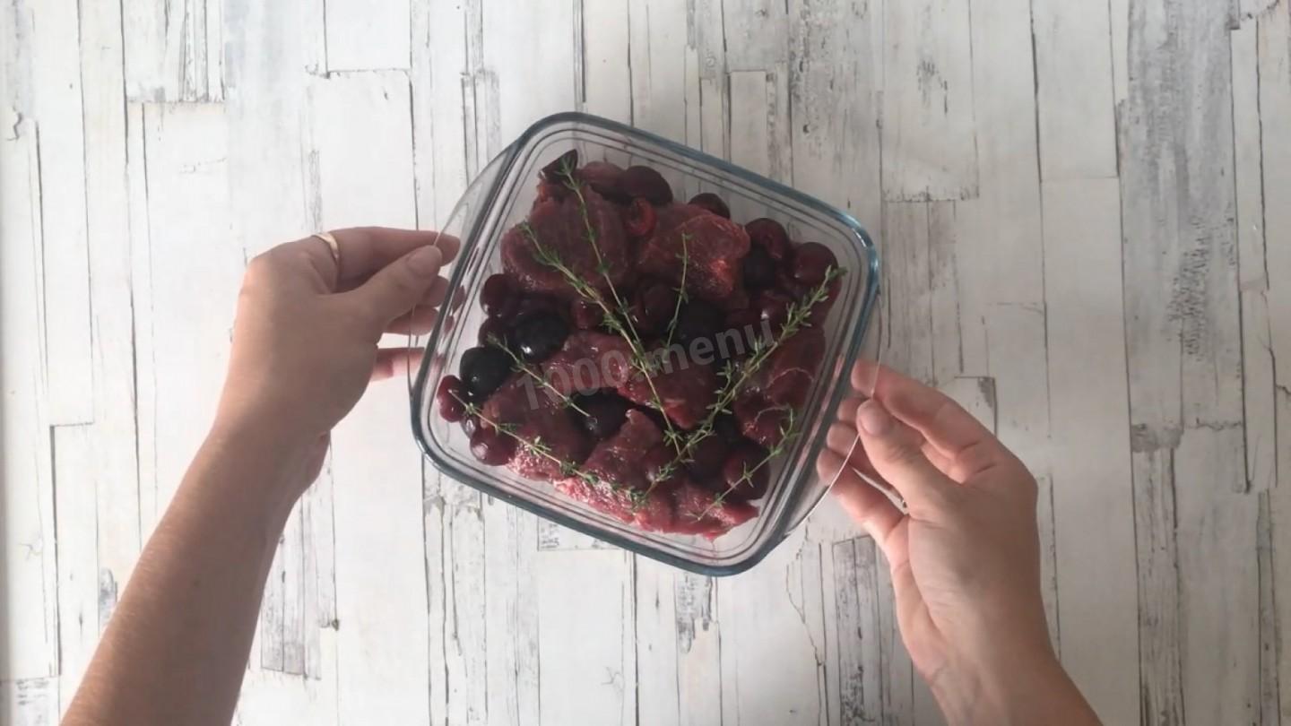 Шаг 7 приготовления Мясо с вишней