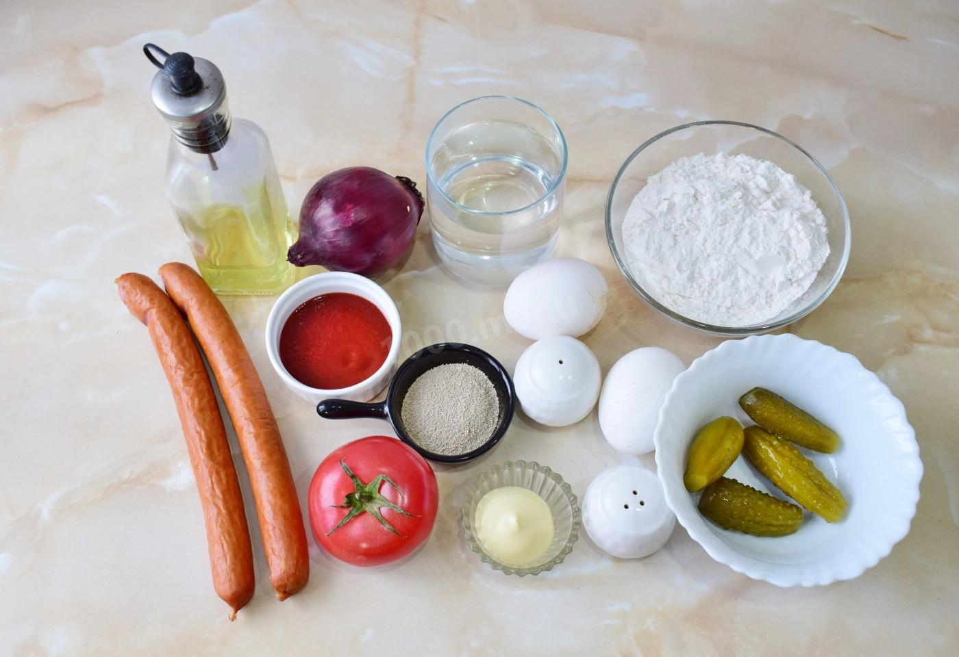 Шаг 1 приготовления Пицца с солеными огурцами колбасой и помидорами
