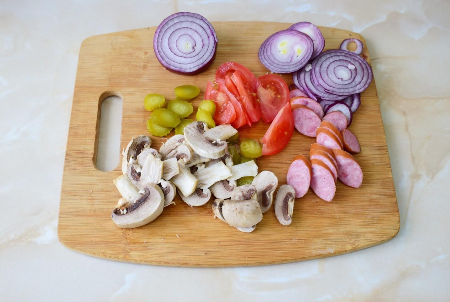 Шаг 5 приготовления Пицца с солеными огурцами колбасой и помидорами