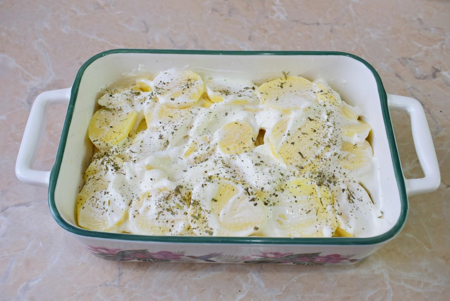 Шаг 7 приготовления Картошка с курицей и грибами в духовке