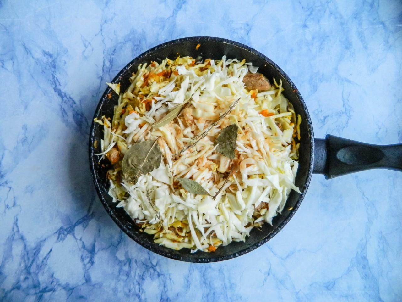 Шаг 11 приготовления Вкусная солянка из свежей капусты на сковороде