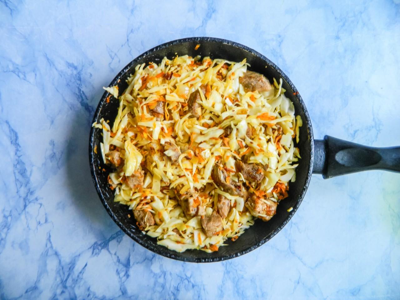 Шаг 9 приготовления Вкусная солянка из свежей капусты на сковороде