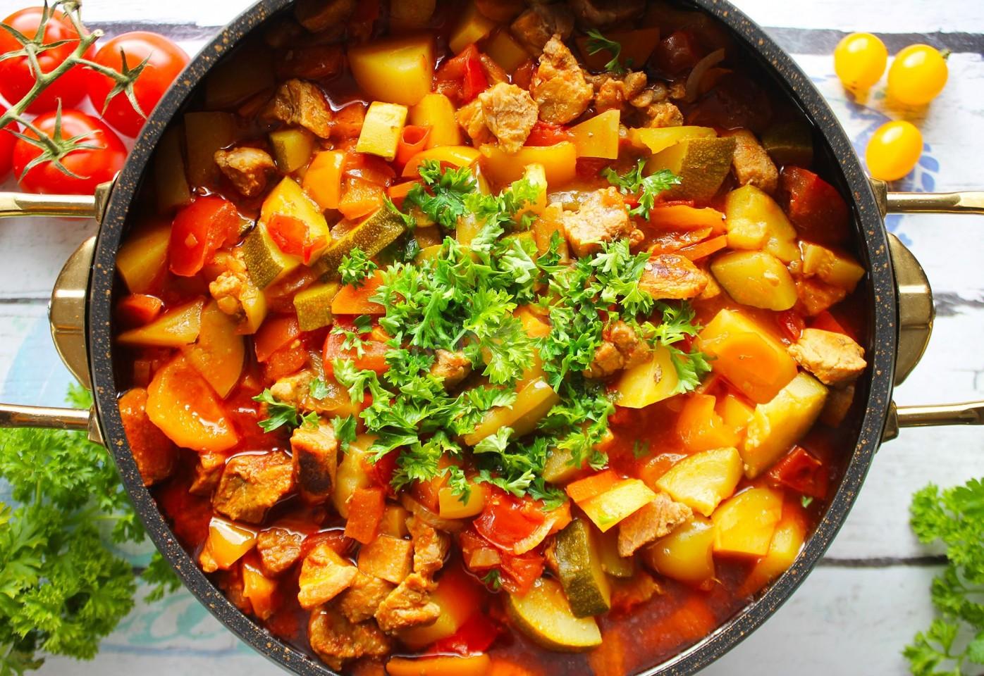 Шаг 15 приготовления Мясное рагу с овощами из свинины