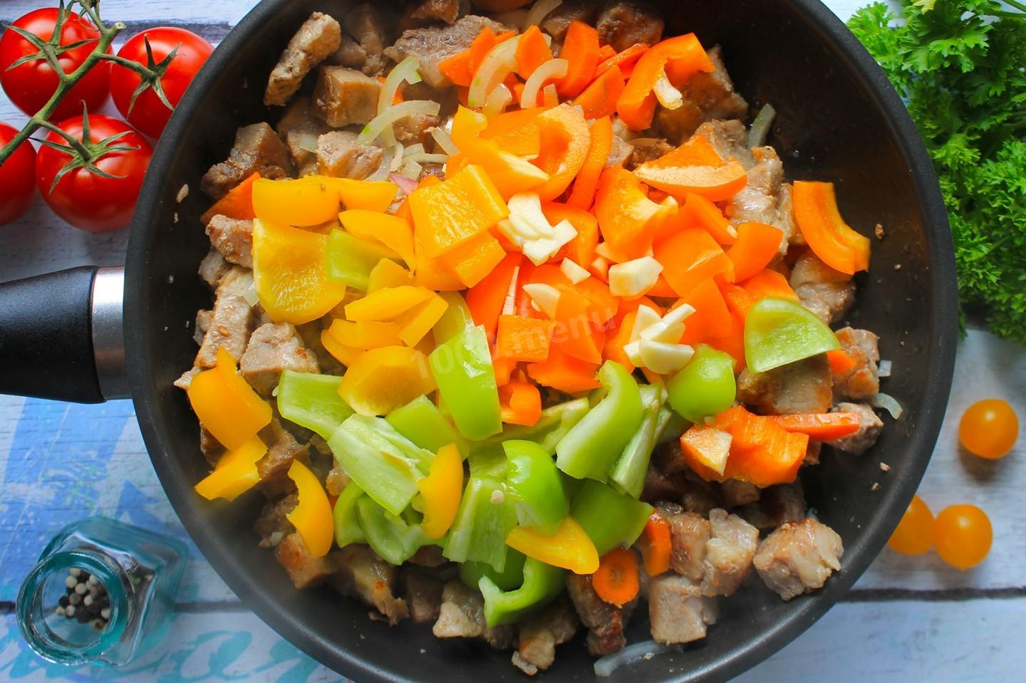 Шаг 9 приготовления Мясное рагу с овощами из свинины