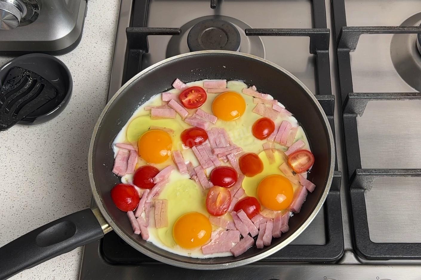 Шаг 6 приготовления Яйца с ветчиной и сыром
