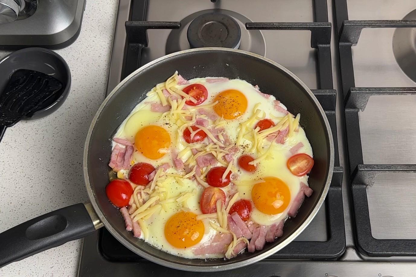 Шаг 7 приготовления Яйца с ветчиной и сыром