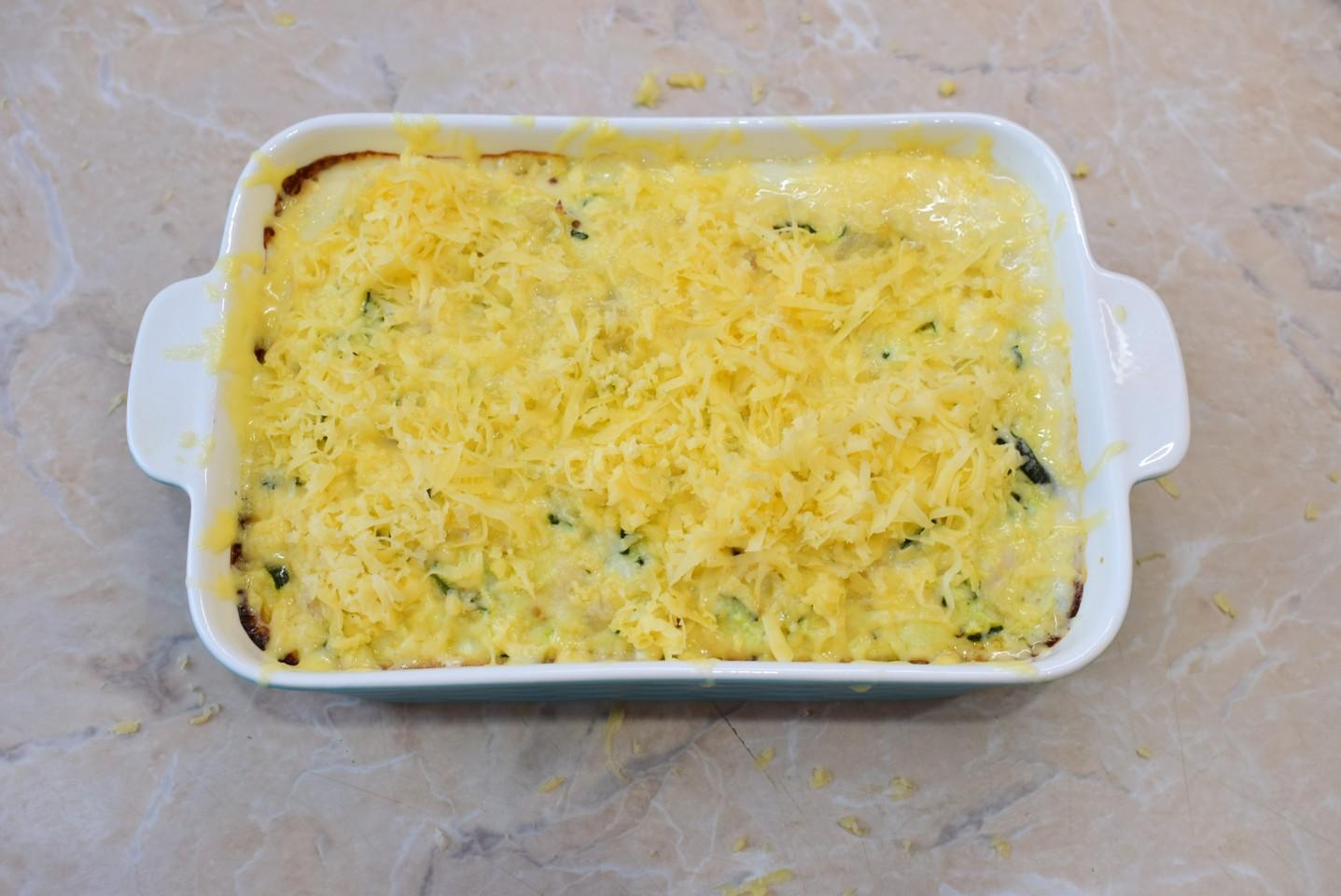 Шаг 10 приготовления Запеканка из кабачков с курицей в духовке с сыром