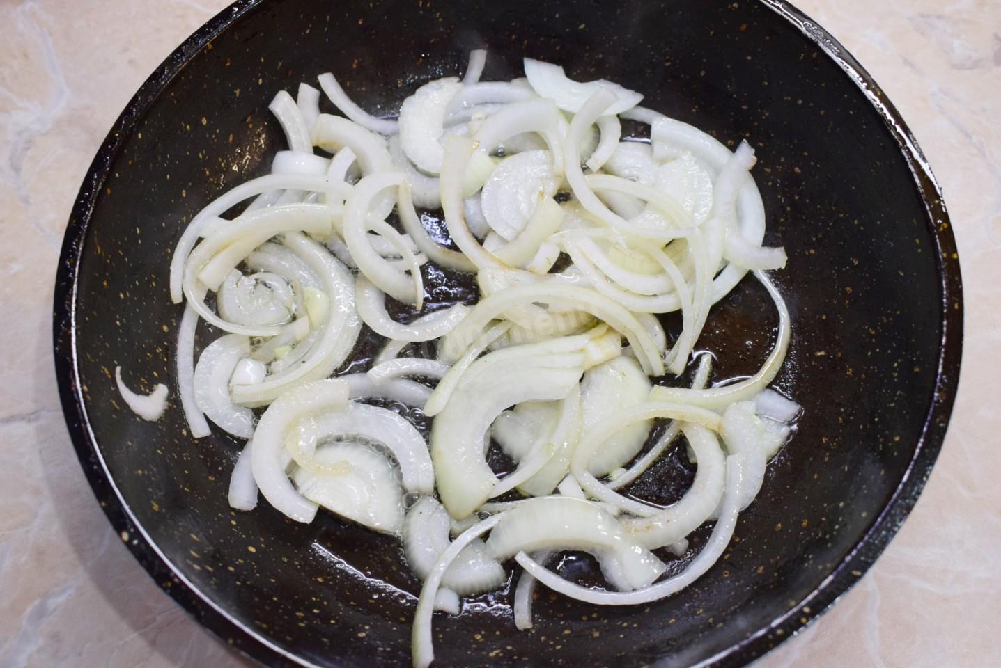 Шаг 2 приготовления Куриная печень с подливкой на сковороде с луком