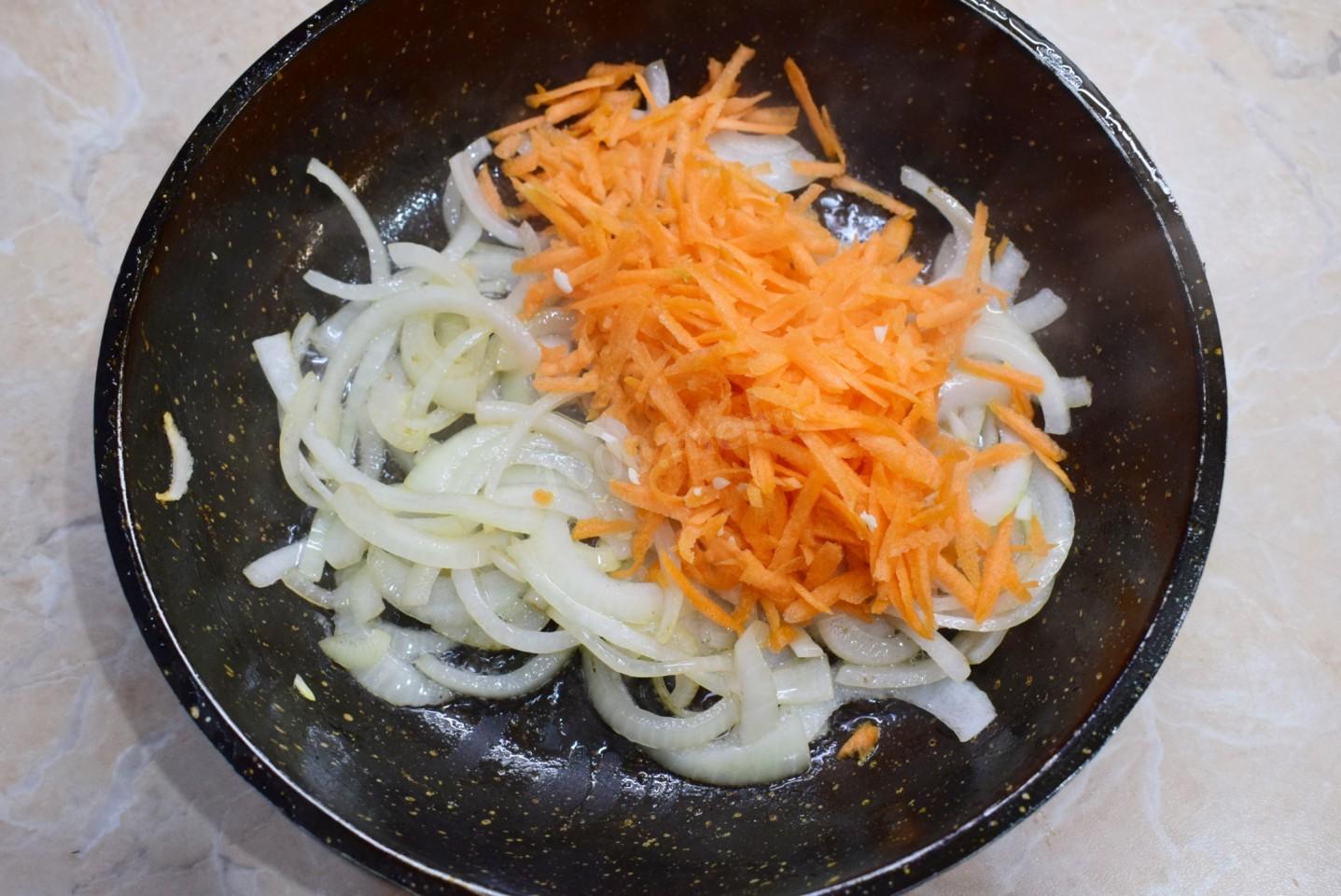 Шаг 3 приготовления Куриная печень с подливкой на сковороде с луком