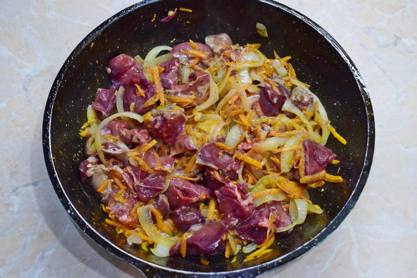 Шаг 4 приготовления Куриная печень с подливкой на сковороде с луком