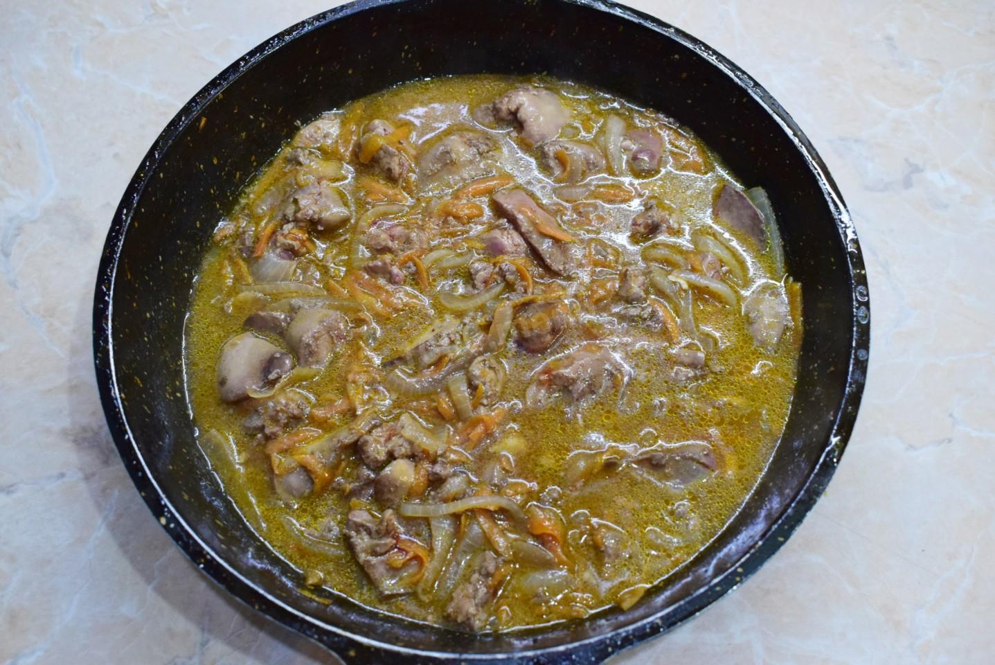 Шаг 5 приготовления Куриная печень с подливкой на сковороде с луком