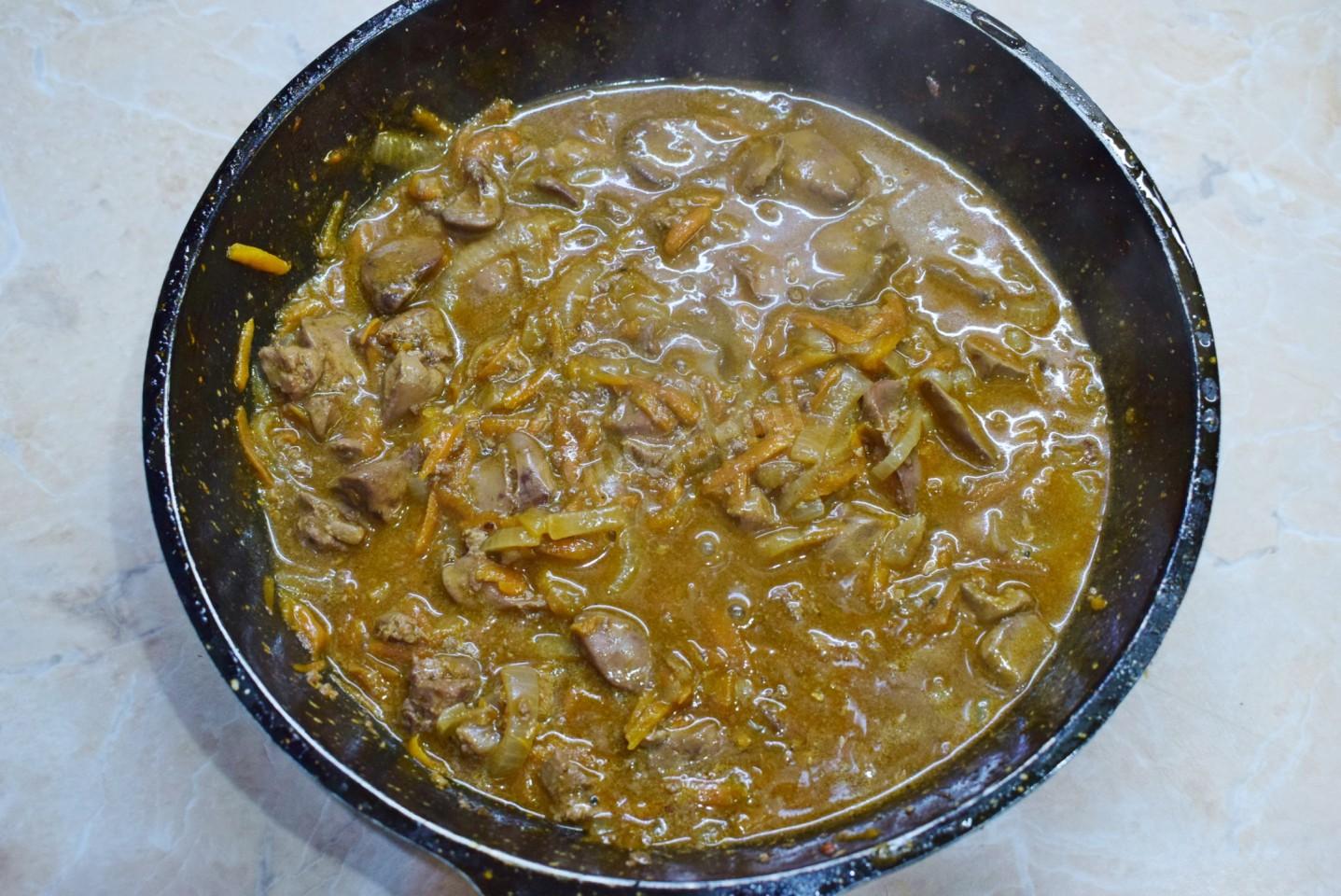 Шаг 6 приготовления Куриная печень с подливкой на сковороде с луком
