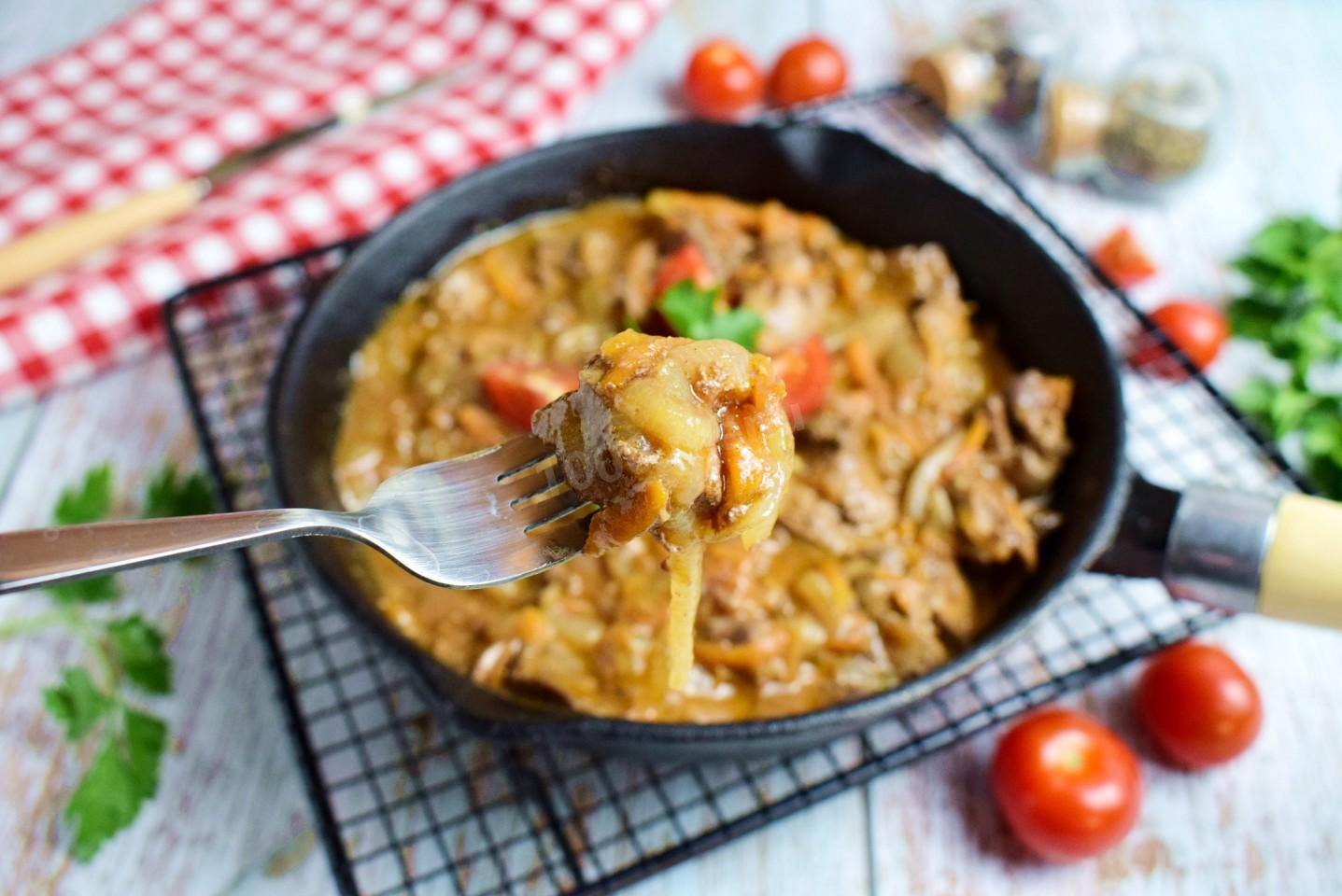 Шаг 7 приготовления Куриная печень с подливкой на сковороде с луком