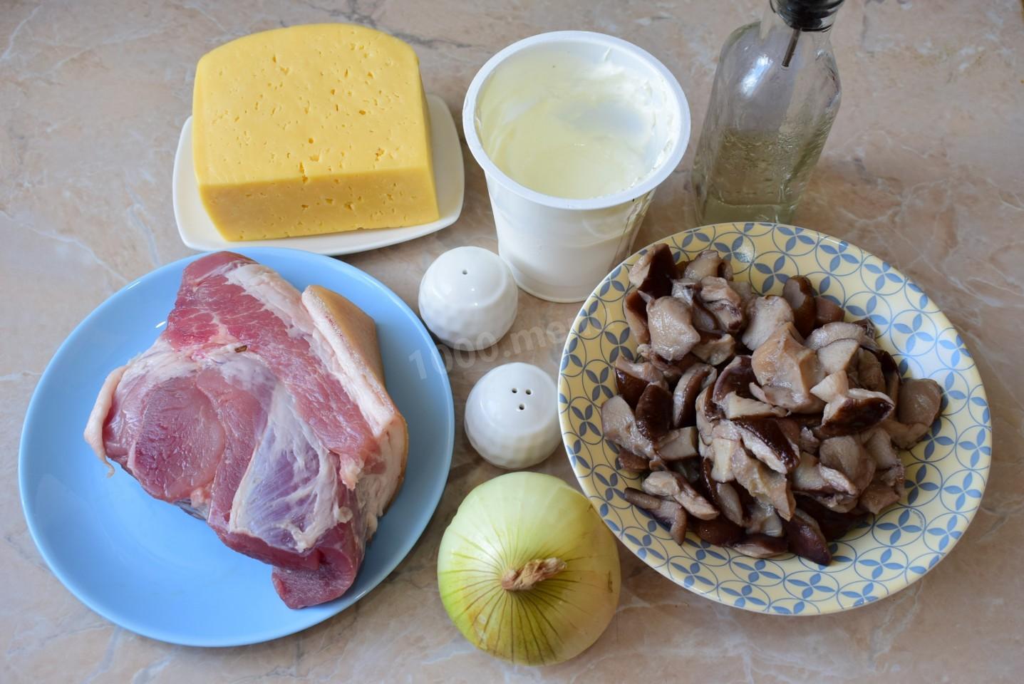 Шаг 1 приготовления Мясо свинина в горшочках в духовке с грибами и сыром