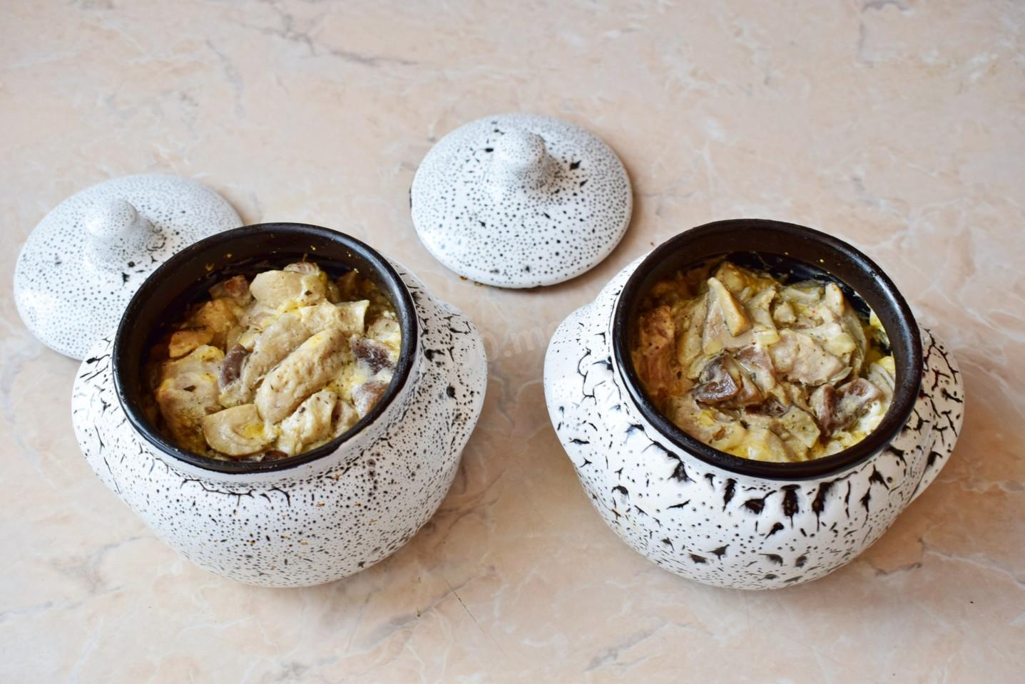 Шаг 10 приготовления Мясо свинина в горшочках в духовке с грибами и сыром