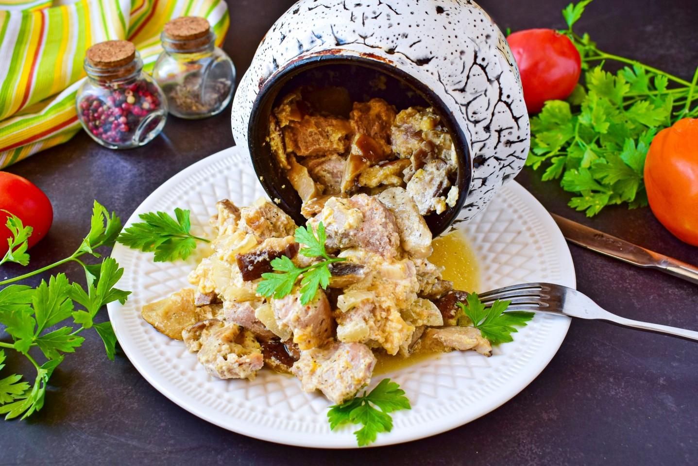 Шаг 11 приготовления Мясо свинина в горшочках в духовке с грибами и сыром