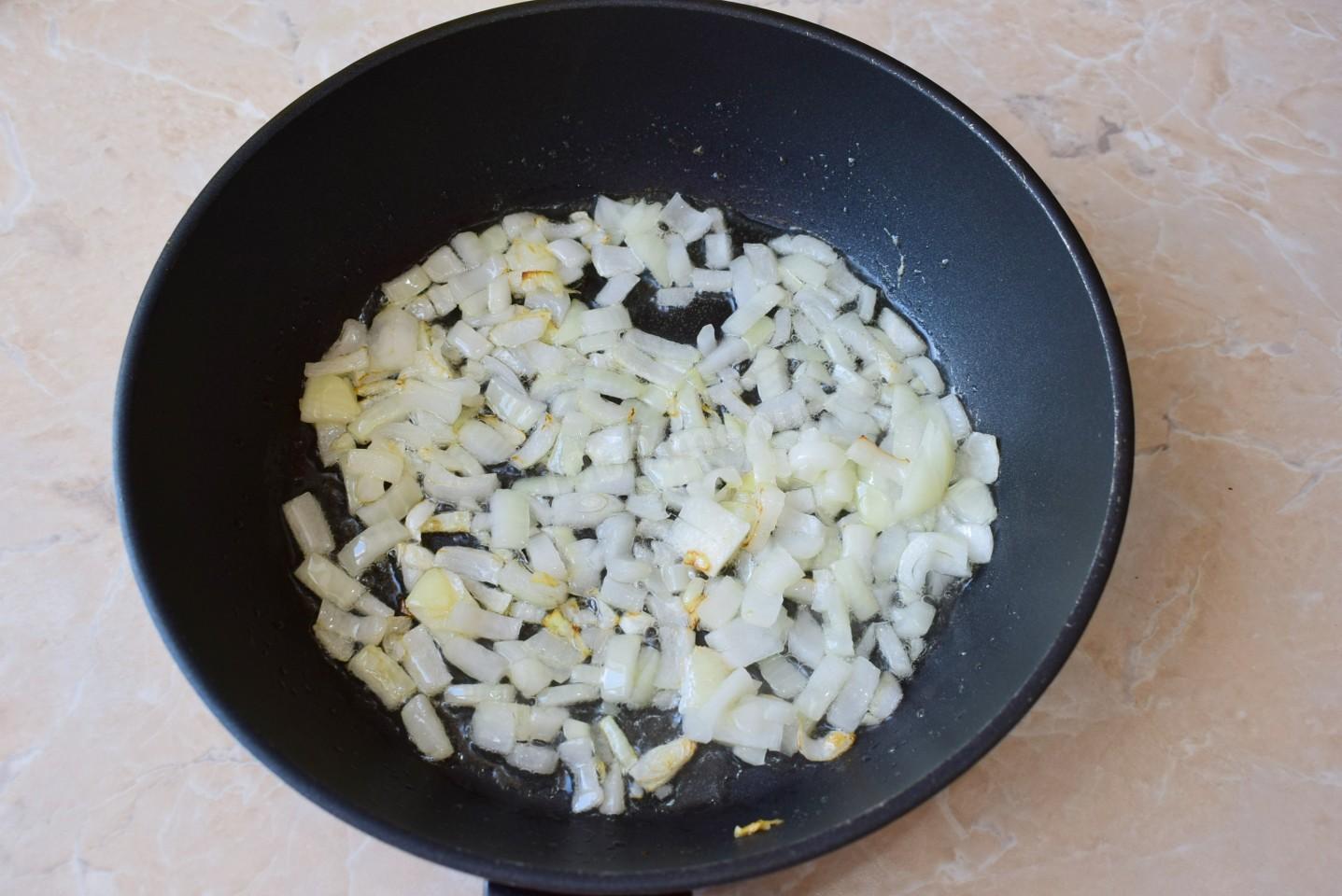 Шаг 2 приготовления Мясо свинина в горшочках в духовке с грибами и сыром
