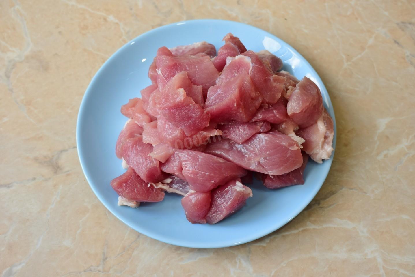 Шаг 4 приготовления Мясо свинина в горшочках в духовке с грибами и сыром