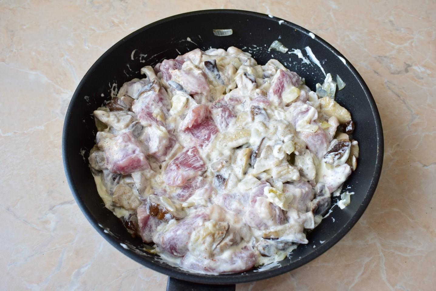 Шаг 6 приготовления Мясо свинина в горшочках в духовке с грибами и сыром
