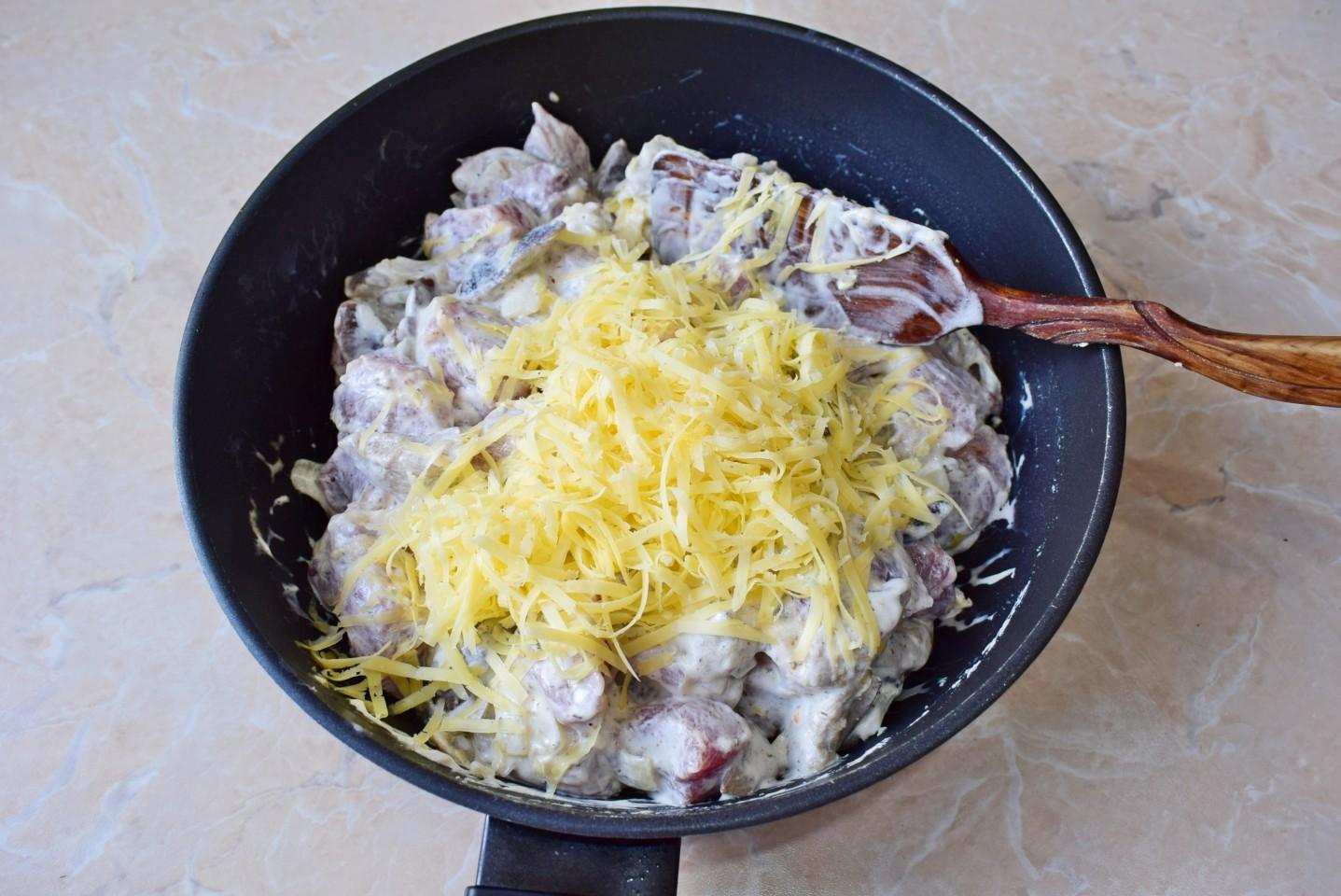 Шаг 7 приготовления Мясо свинина в горшочках в духовке с грибами и сыром