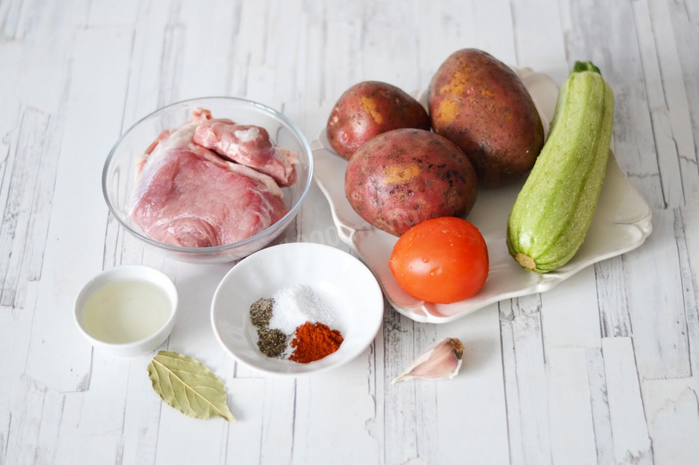 Шаг 1 приготовления Кабачки тушеные с мясом и картошкой