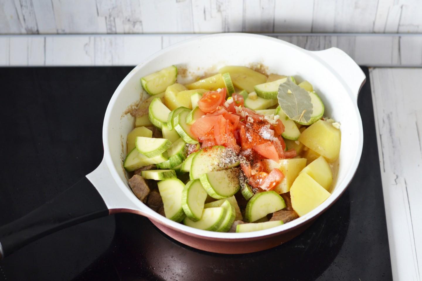 Шаг 10 приготовления Кабачки тушеные с мясом и картошкой