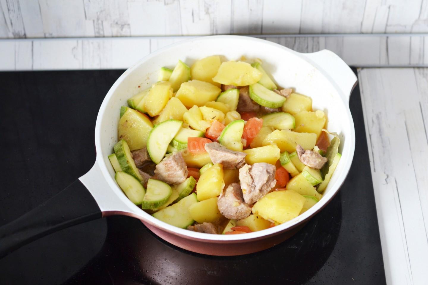 Шаг 11 приготовления Кабачки тушеные с мясом и картошкой