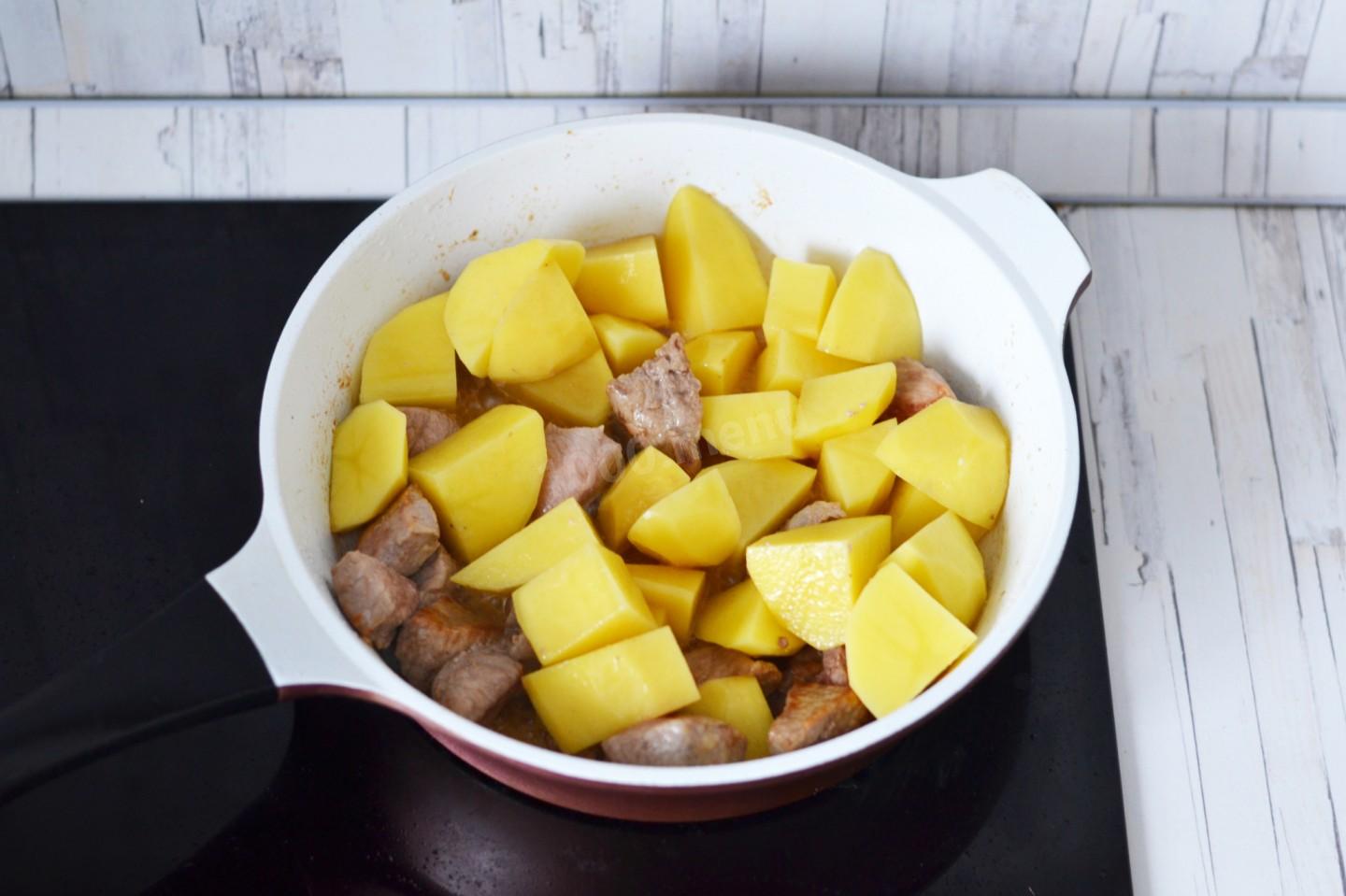 Шаг 8 приготовления Кабачки тушеные с мясом и картошкой